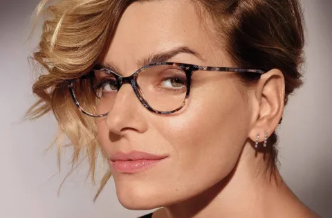 Femme à lunettes raffinées bijoux