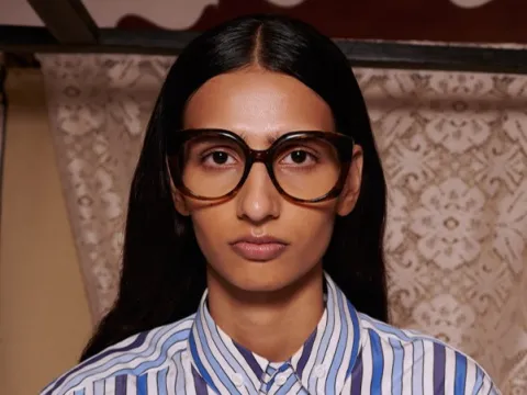 Femme a lunettes stylées Vivienne Westwood