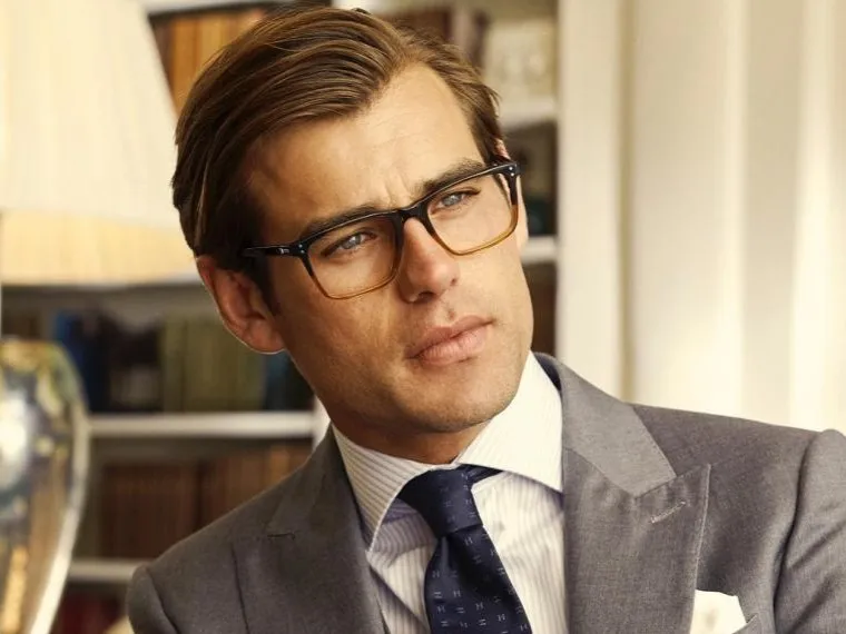 Homme à lunettes classes hackett